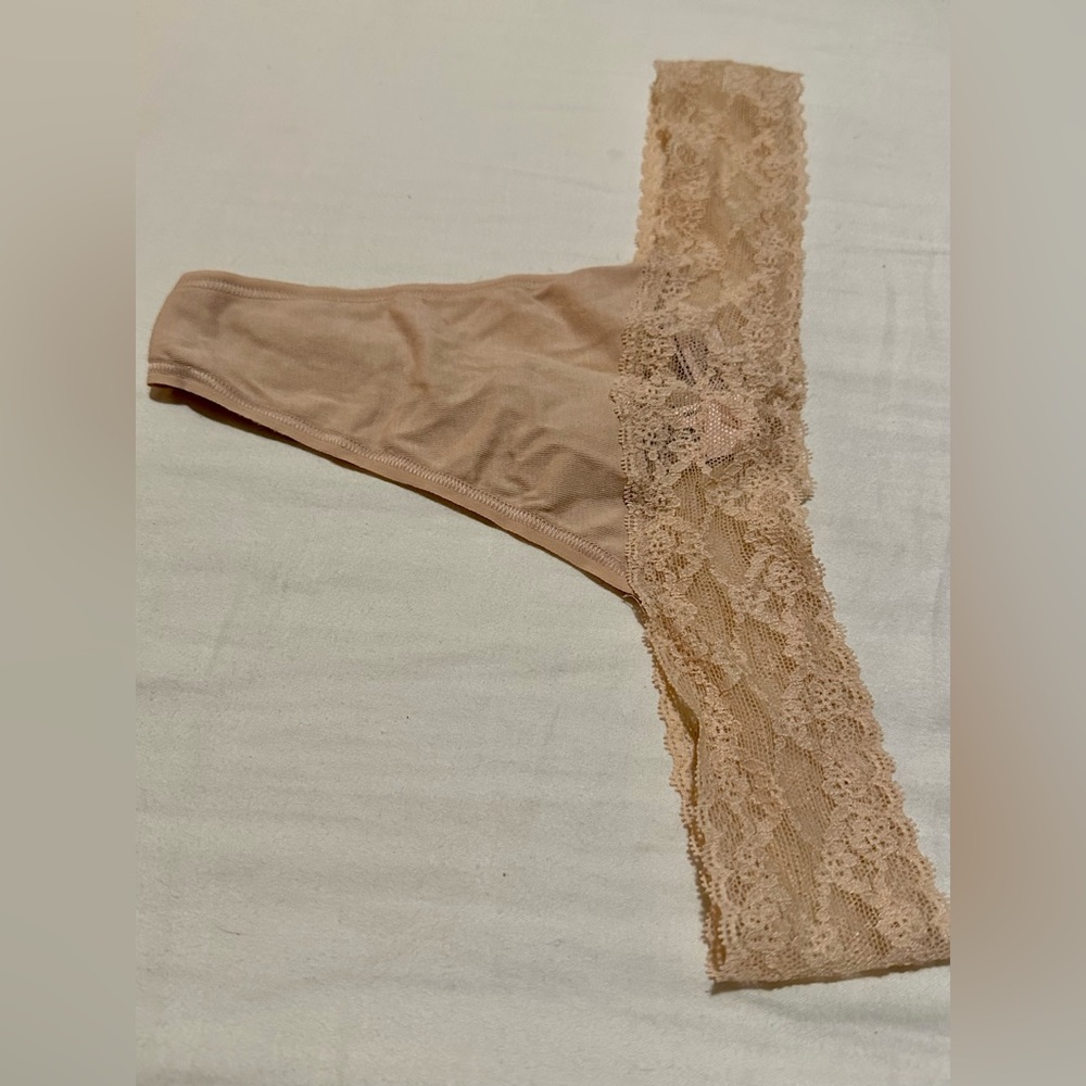 Victoria’s Secret Thong Size Medium 💥2/$15 or 3/$20💥